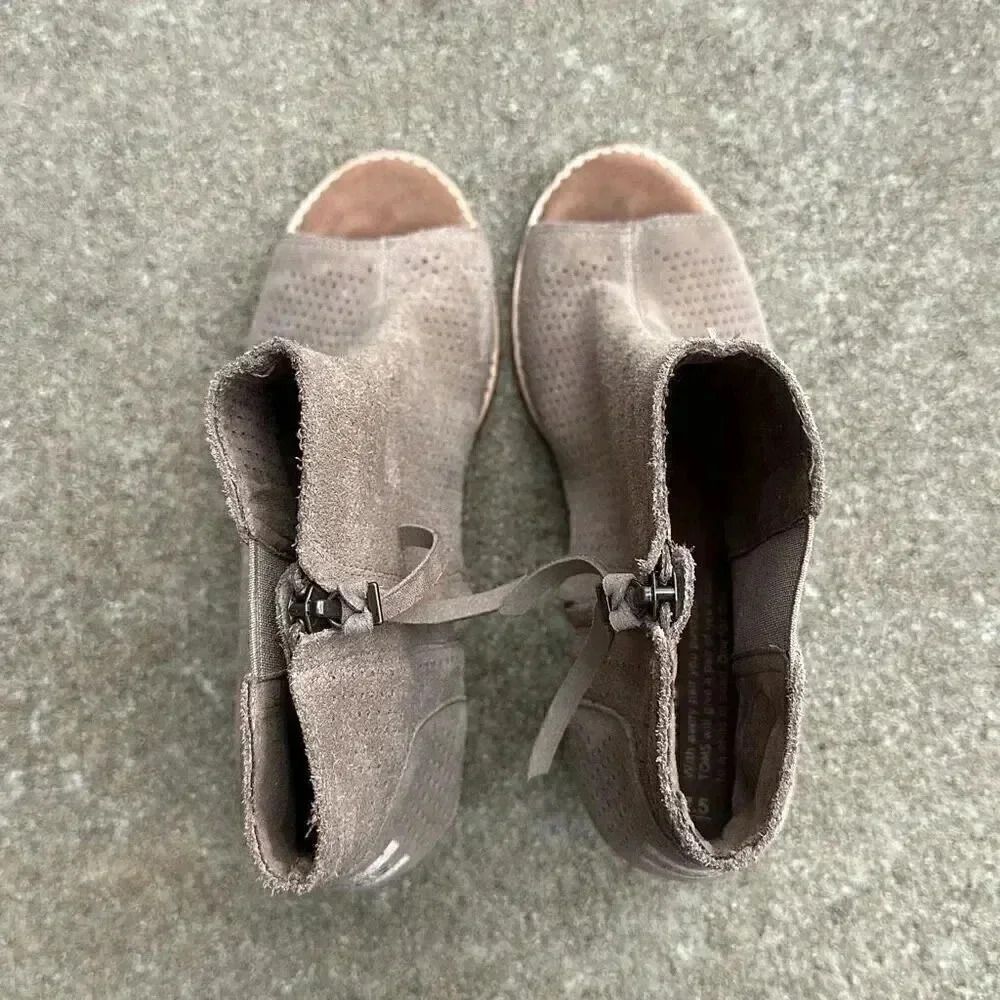 Toms Perforated Suede Booties Women's Size 7.5 - Picture 11 of 11